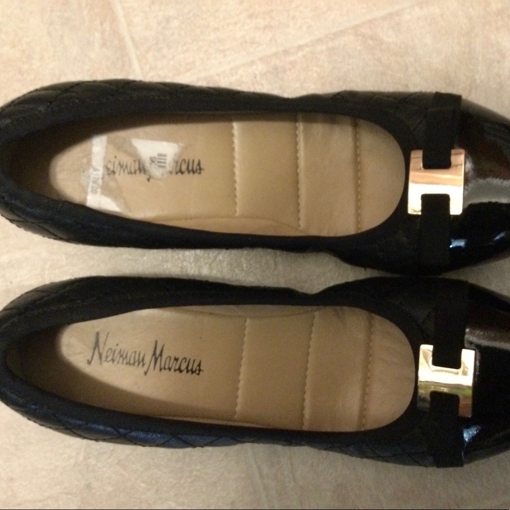 Nieman Marcus leather slippers size 6M NEW with original price tag.